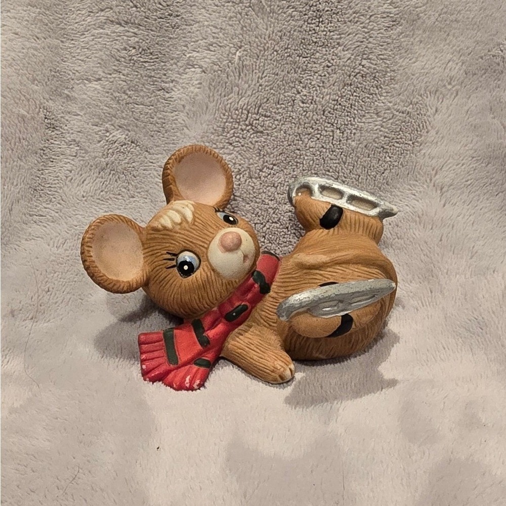 Vintage Ceramic Ice‎ Skating Mouse Figurine Red Scarf Winter Decor 5113